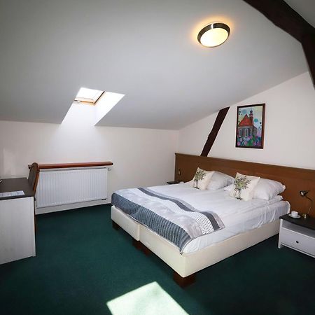 Hotel Sandro Silver & Spichlerz Antoniny Лешно Экстерьер фото