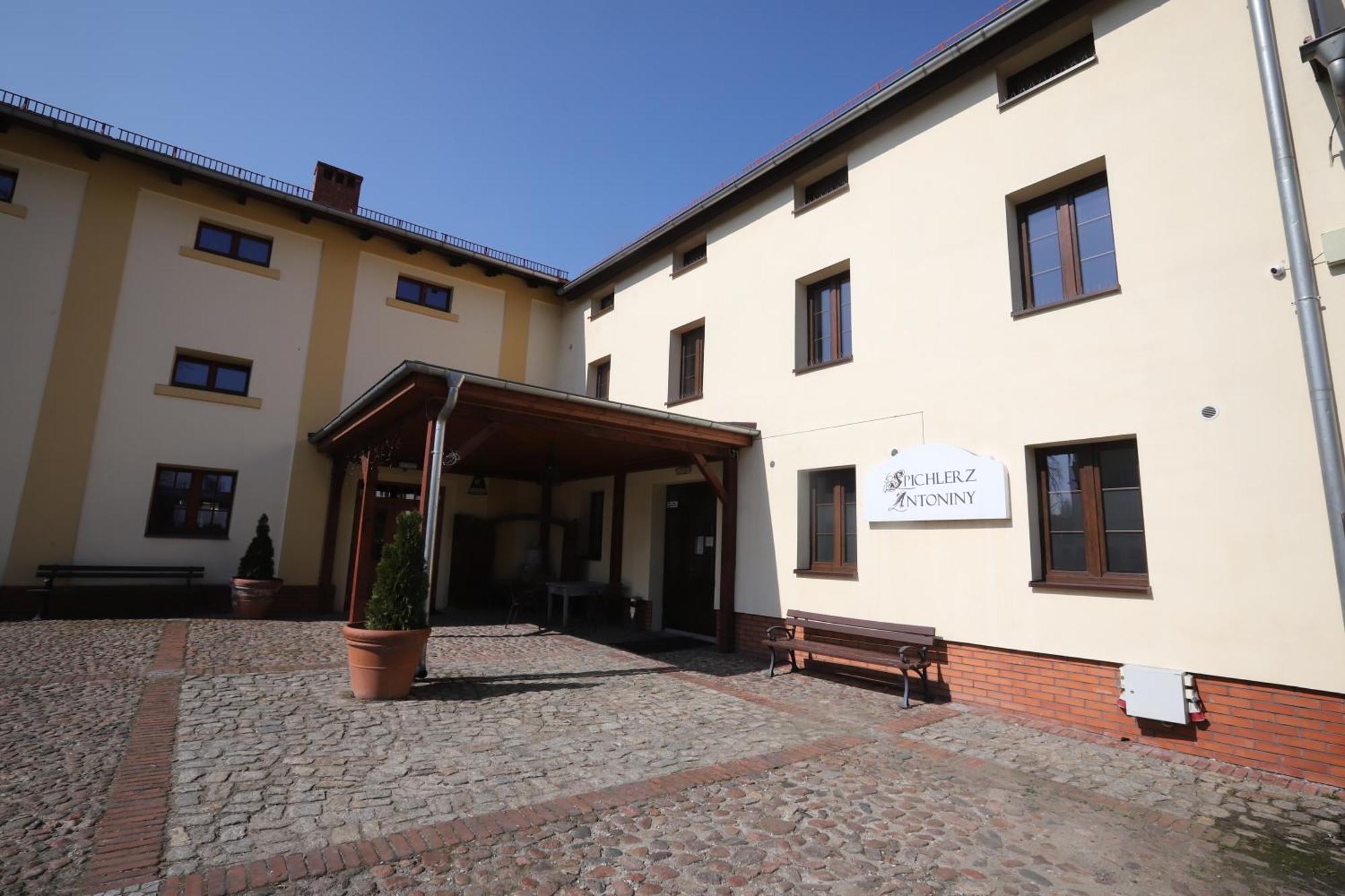 Hotel Sandro Silver & Spichlerz Antoniny Лешно Экстерьер фото
