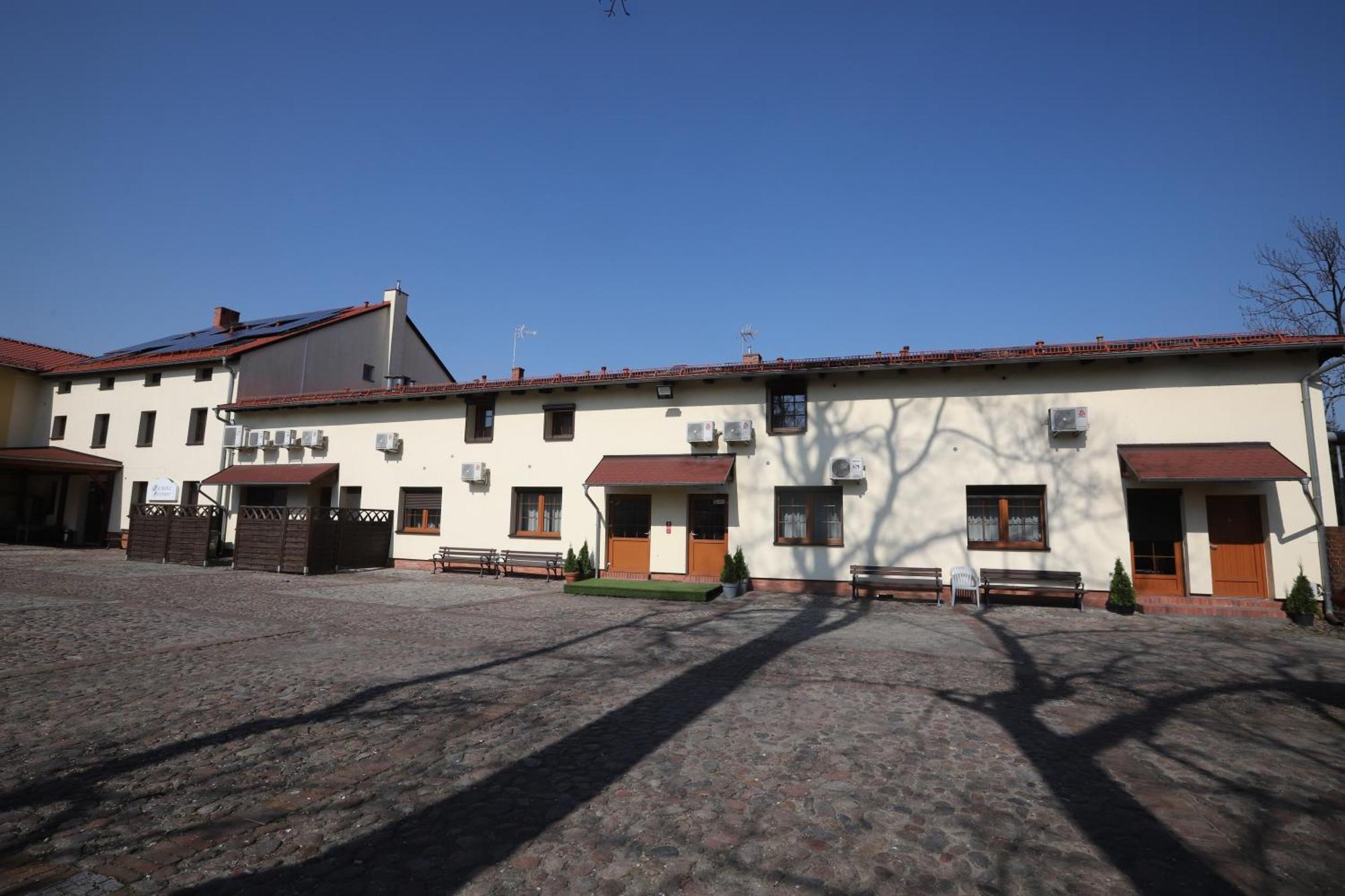 Hotel Sandro Silver & Spichlerz Antoniny Лешно Экстерьер фото