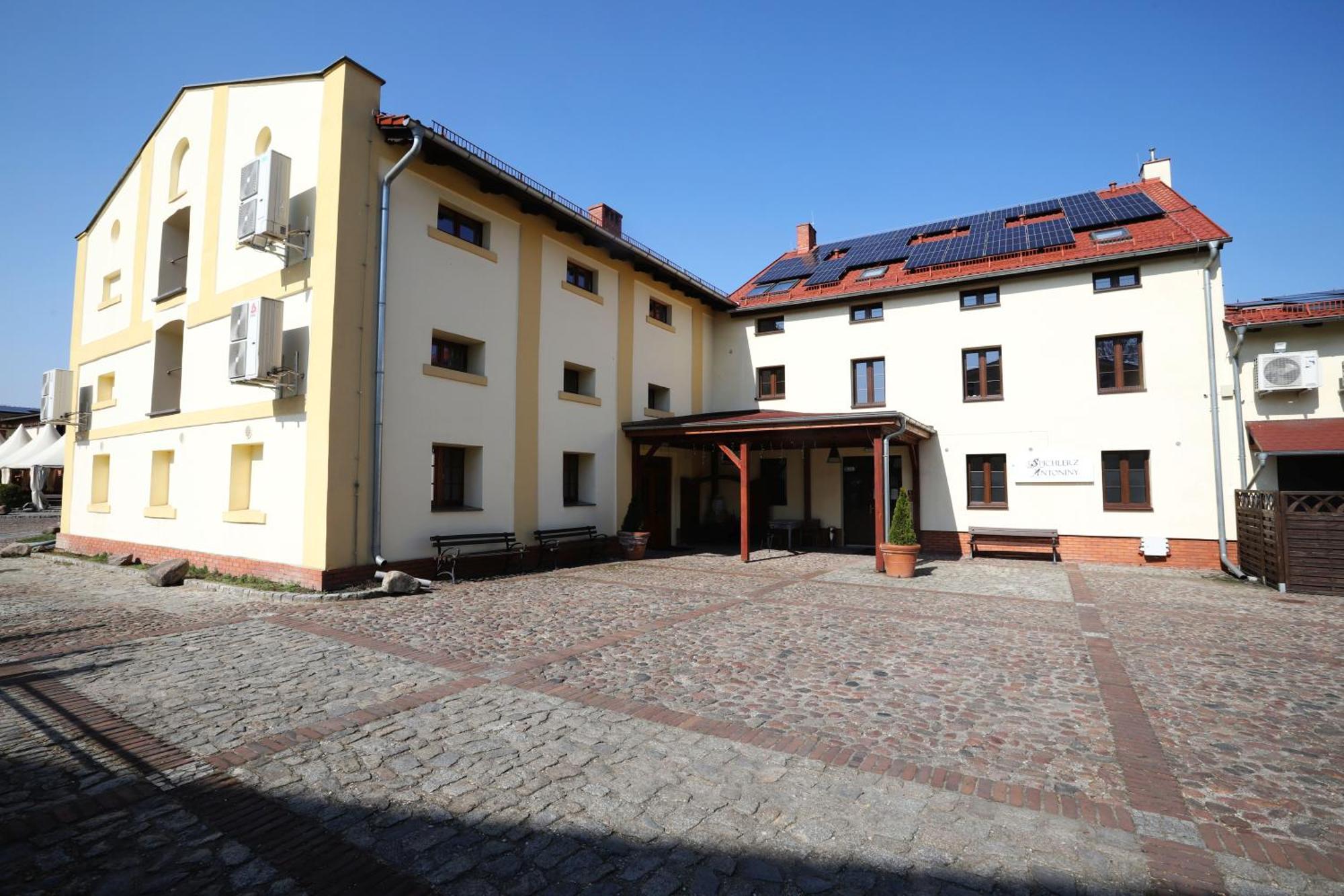 Hotel Sandro Silver & Spichlerz Antoniny Лешно Экстерьер фото