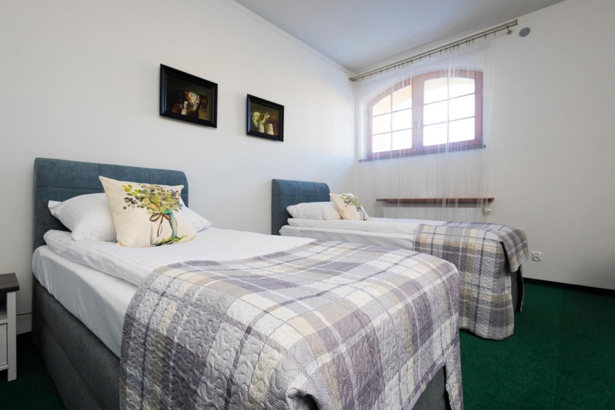 Hotel Sandro Silver & Spichlerz Antoniny Лешно Экстерьер фото