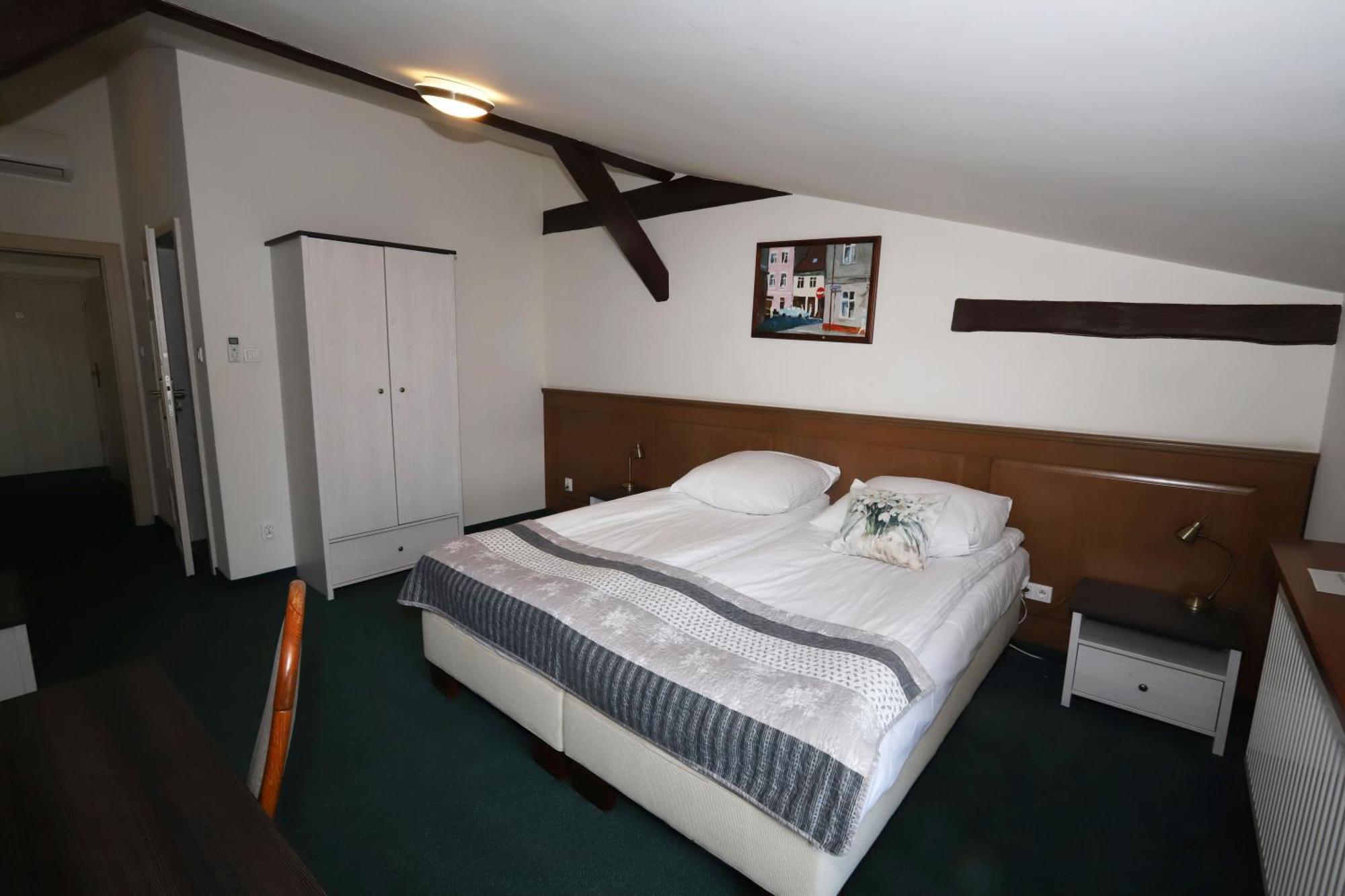 Hotel Sandro Silver & Spichlerz Antoniny Лешно Экстерьер фото