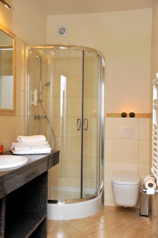 Hotel Sandro Silver & Spichlerz Antoniny Лешно Экстерьер фото