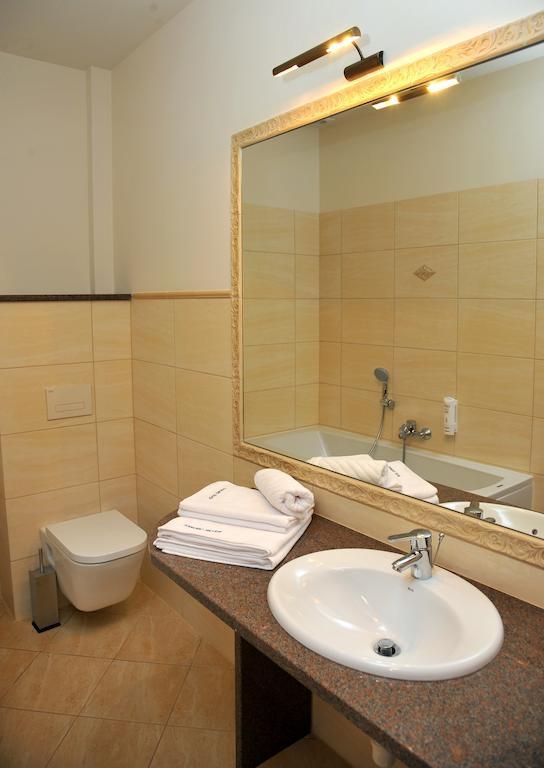 Hotel Sandro Silver & Spichlerz Antoniny Лешно Экстерьер фото