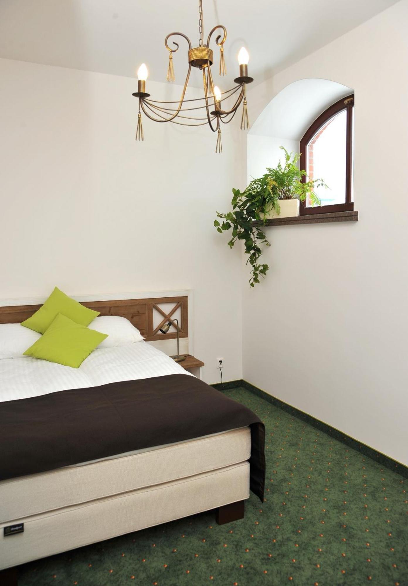 Hotel Sandro Silver & Spichlerz Antoniny Лешно Экстерьер фото